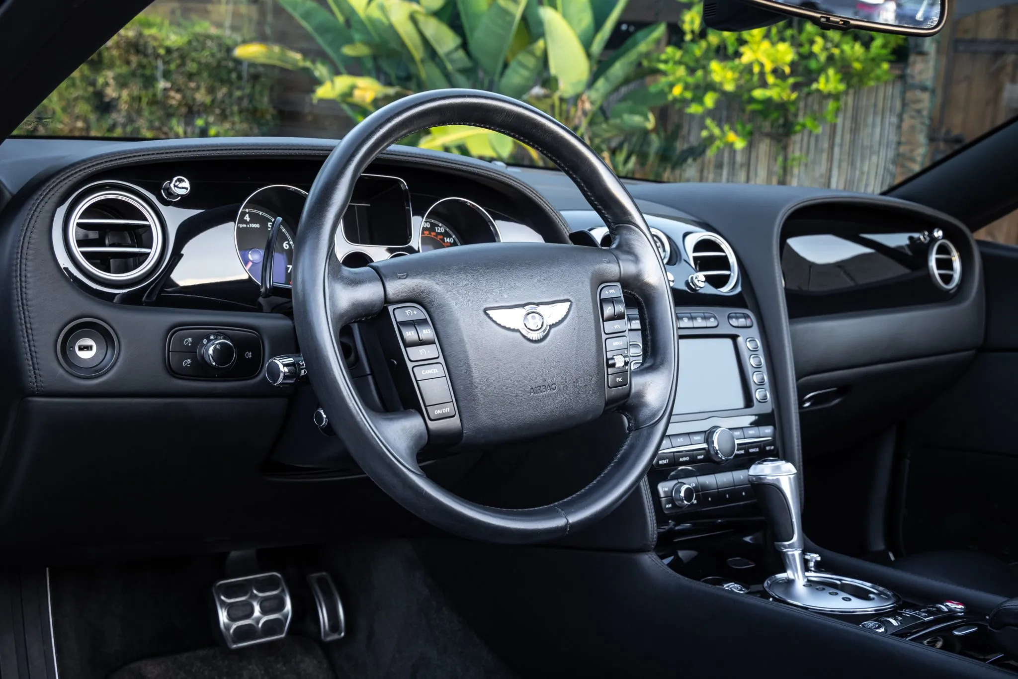 Bentley Continental GTC 6.0 W12 - interior
